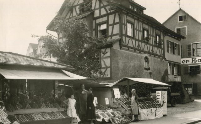 Marktstand vor historischem Fachwerkhaus beim Trischli
