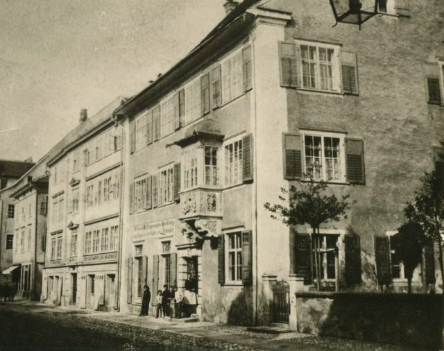 Herrschaftliches Bürgerhaus mit barockem Erker an der Hauptstrasse