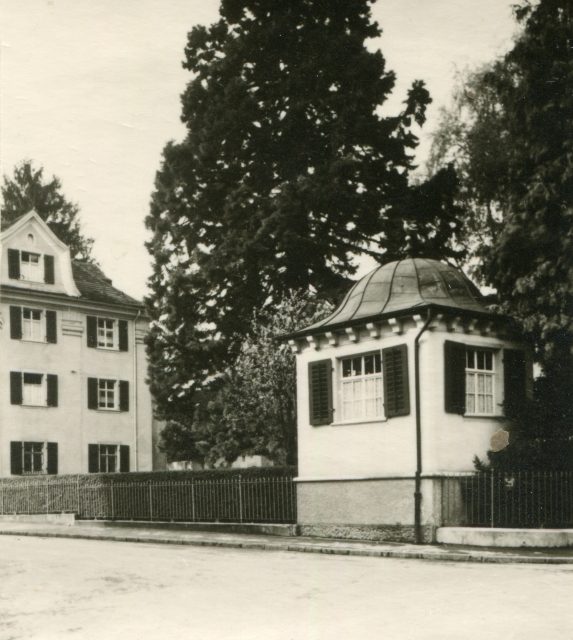 Häuseransicht mit kleinem Pavillon und Parkbäumen