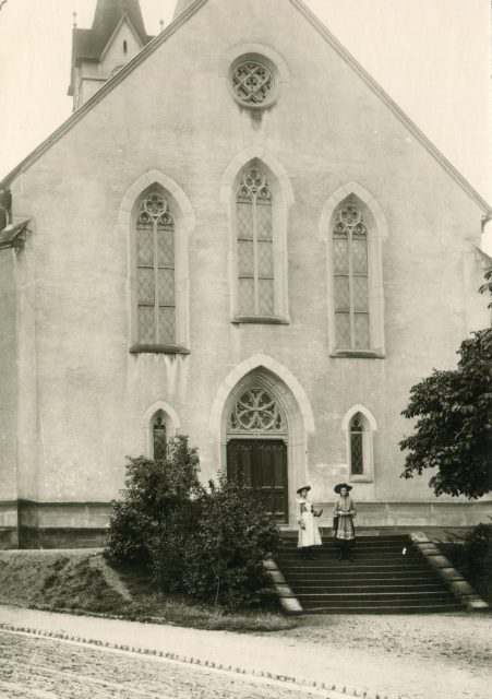 Alte Evangelischen Kirche mit Passantinnen