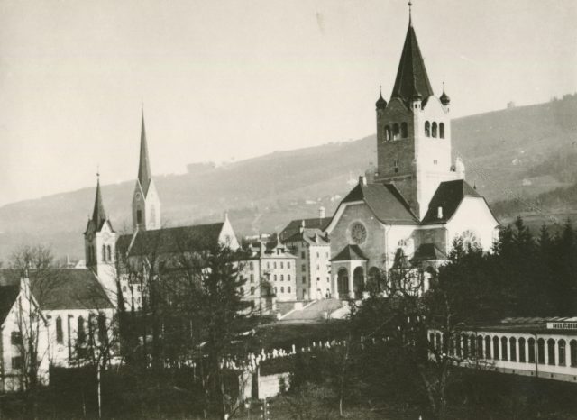 Kirchenquartier mit der alten und neuen evangelischen Kirche sowie der Herz-Jesu-Kirche