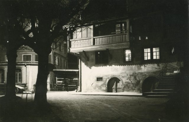 Historisches Wohnhaus am Lindenplatz bei Nacht