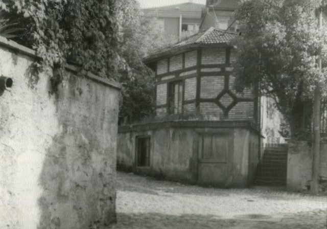 Markantes Fachwerk-Gartenhaus am Lindenplatz