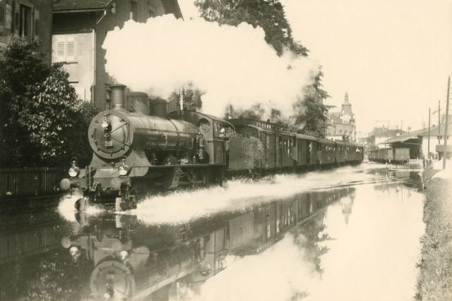 SBB-Dampfzug im Bodensee-Hochwasser beim Hafenbahnhof
