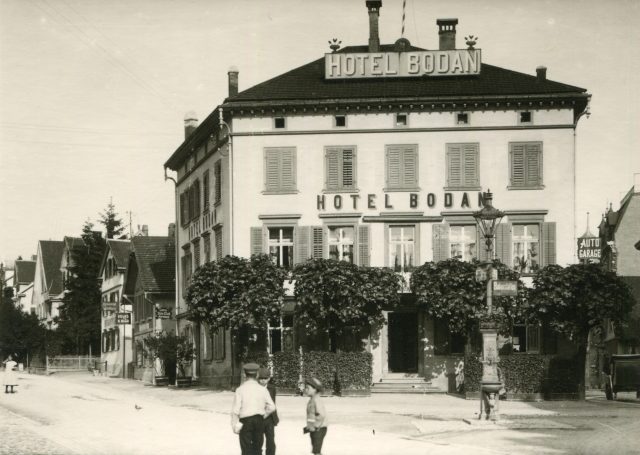 Ansicht des Hotel Bodan mit Brunnen