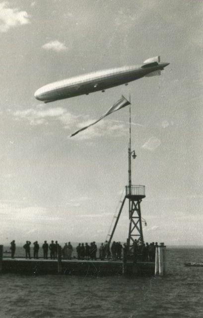 Graf-Zeppelin-Luftschiff über der Hafenmole