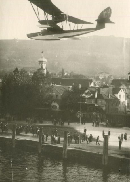 Ad-Astra-Flugboot CH-15 im Tiefflug über dem Hafenquai
