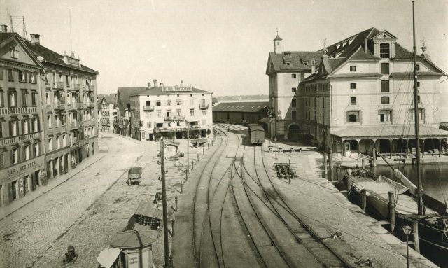 Historischer Hafenplatz mit Kornhaus und Hotel Hirschen