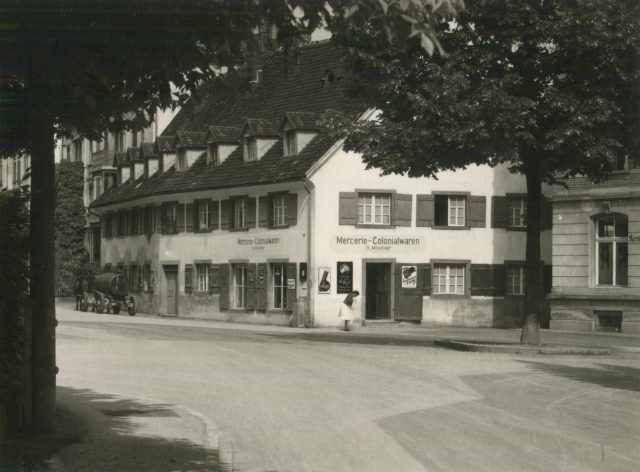 Landhausplatz mit Blick in die St. Gallerstrasse und Kolonialwarenladen H. Mischler