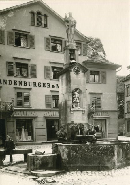 Der historische Jakobsbrunnen am Kronenplatz