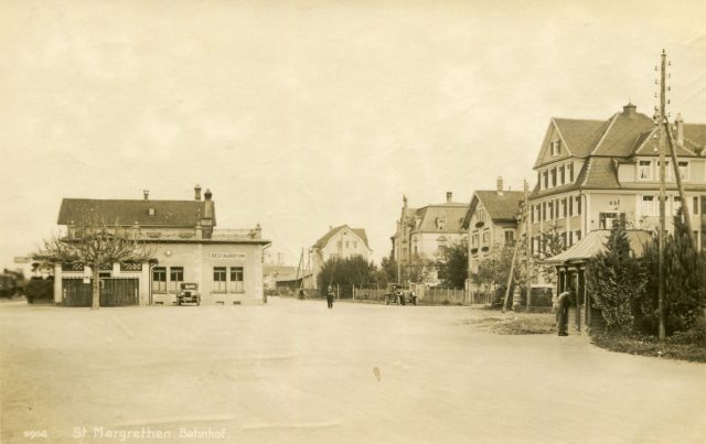 Der weitläufige Bahnhofplatz mit Post und Restauration
