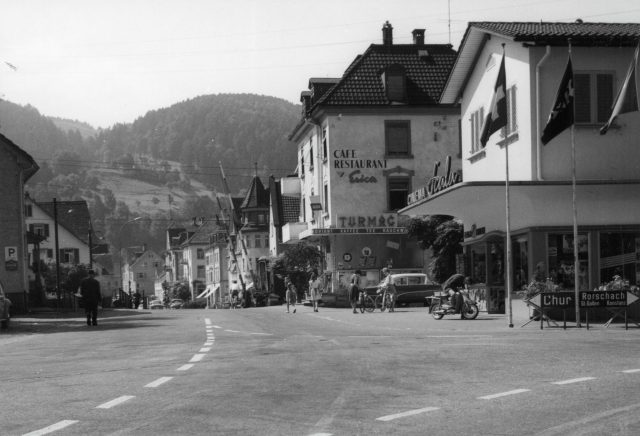 Grenzstrasse mit Café Restaurant Erica, Kino Scala und Bahnübergang