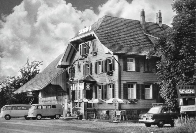 Landgasthaus Schäfli vor dem Umbau mit VW-Bullis