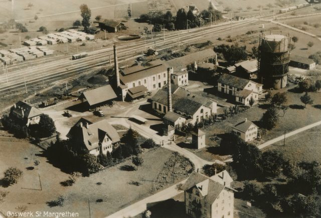 Schrägluftaufnahme des Gaswerks mit Gasometer