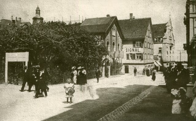 Strassenansicht mit dem Gasthaus Signal und Passanten