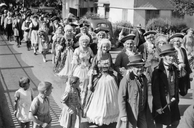 Historischer Festumzug mit Barock- und Trachtengruppen