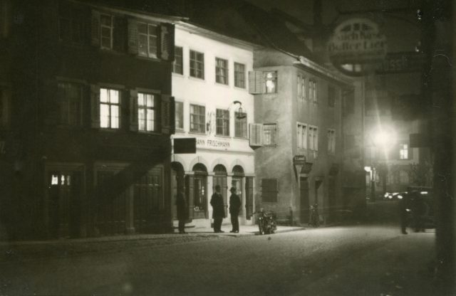 Nachtaufnahme mit Laden Frischmann