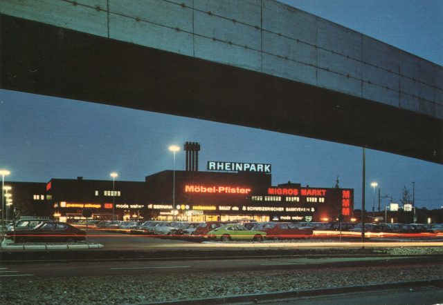 Einkaufszentrum «Rheinpark» bei Nacht, St. Margrethen