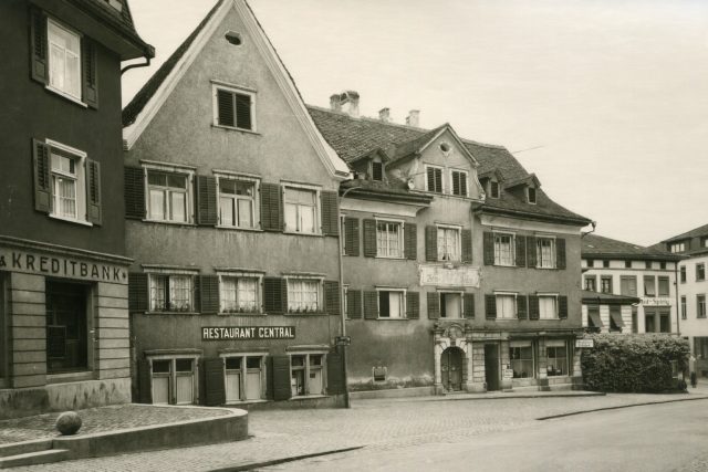 Platzansicht mit Restaurant Central und Bankgebäude