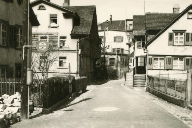 Gassenansicht mit schmaler Wohnbebauung