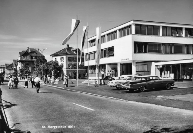 Einweihung des neuen Gemeindehauses mit Festbeflaggung