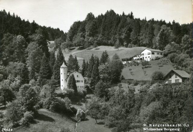 Schlösschen Bergsteig am bewaldeten Hügelhang