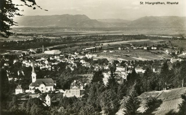 Historisches Dorfpanorama mit katholischer Kirche vom Rosenberg aus