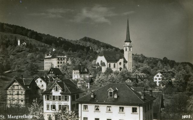 Dorfansicht mit dem Restaurant Falken und der katholischen Kirche
