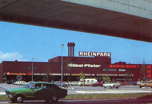 Einkaufszentrum Rheinpark mit Markenlogos und zeitgenössischem Parkplatz