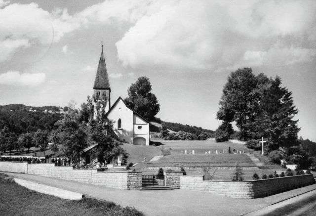 Historische alte Kirche St. Margaretha mit terrassiertem Friedhof
