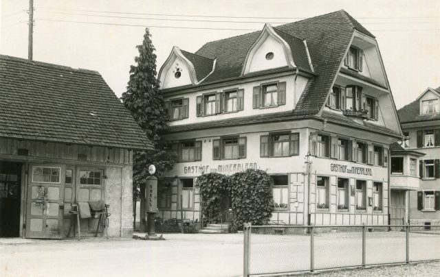 Gasthof zum Mineralbad mit historischer Shell-Zapfsäule