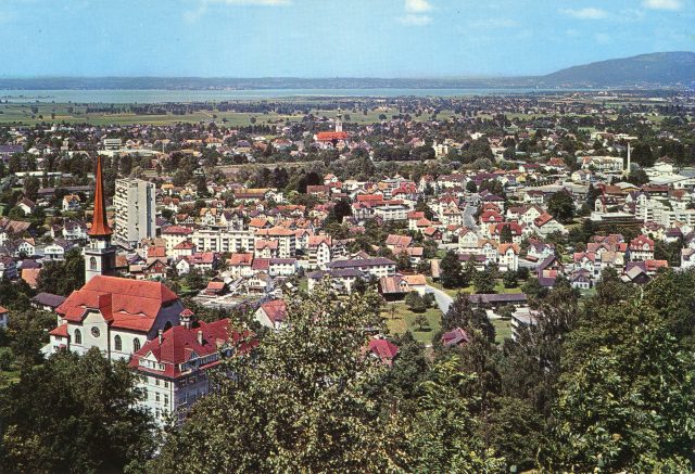 Panorama-Dorfansicht vom Rosenberg mit katholischer Kirche