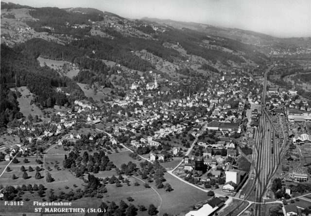 Historische Flugaufnahme von St. Margrethen mit Bahnhof, Gaswerk und Schloss Vorburg