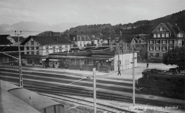 Grenzbahnhof St. Margrethen mit SBB-Elektrolokomotive und Hotel Bahnhof