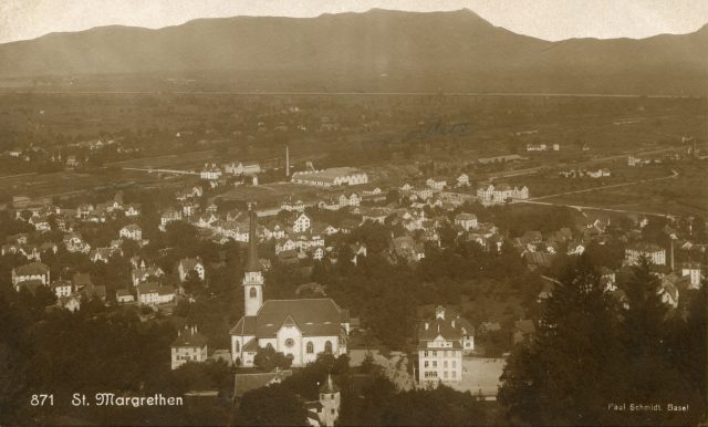 Schulhaus Rosenberg mit katholischer Kirche
