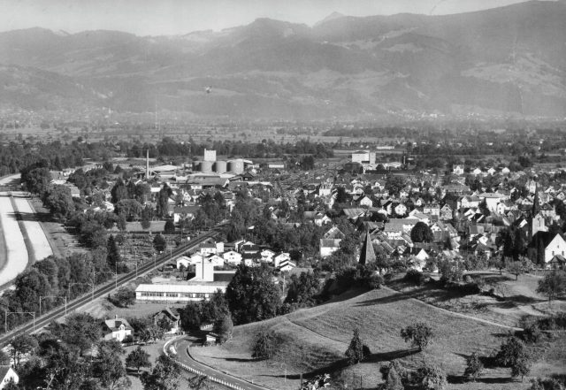 Blick aufs Unterdorf und das Industriegebiet