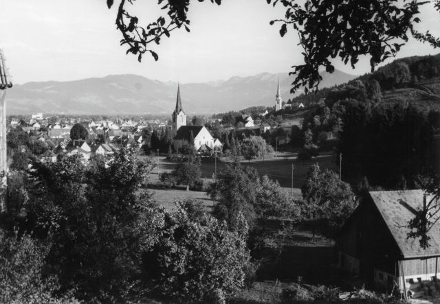 Dorfpanorama mit evangelischer und katholischer Kirche