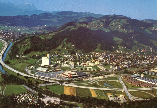 Luftaufnahme mit Autobahnkreuz, Industriegebiet und Campingplatz