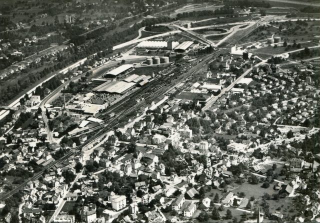 Luftaufnahme von St. Margrethen mit Hochhaus im Bau und Bahnareal