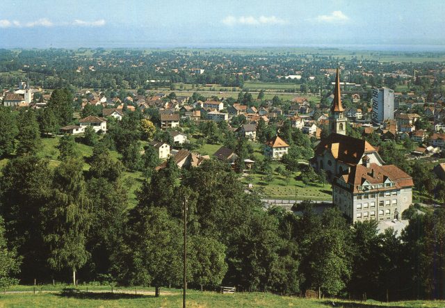 Dorfpanorama mit Schulhaus Rosenberg und katholischer Kirche
