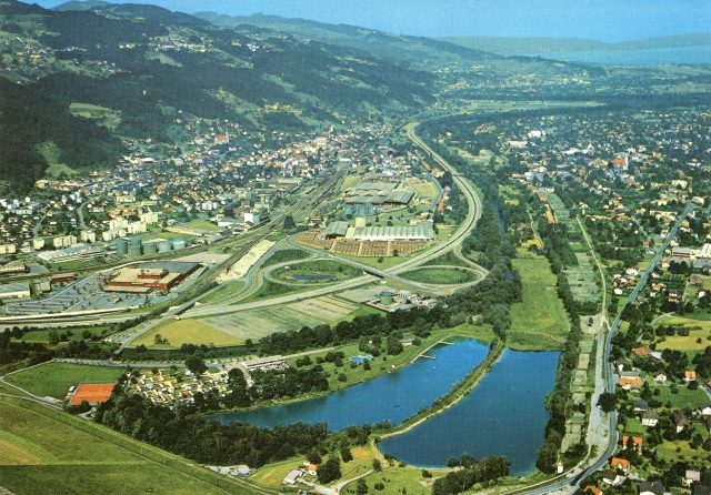 Grossräumige Luftaufnahme mit Altem Rhein, Campingplatz und Autobahnkreuz
