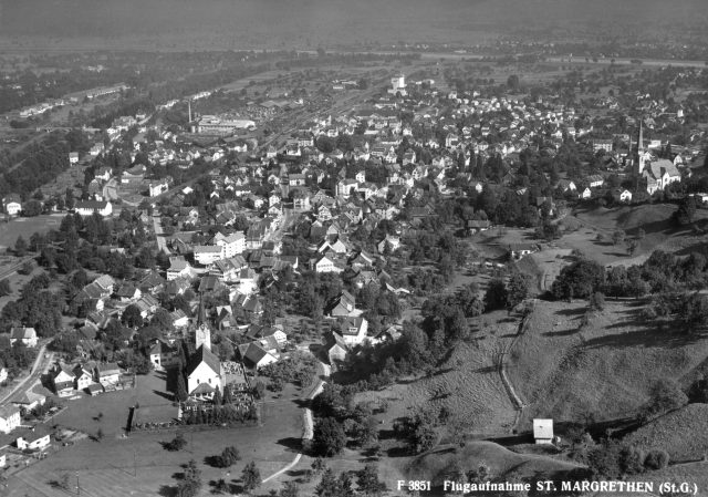 Flugaufnahme von St. Margrethen SG mit evangelischer und katholischer Kirche