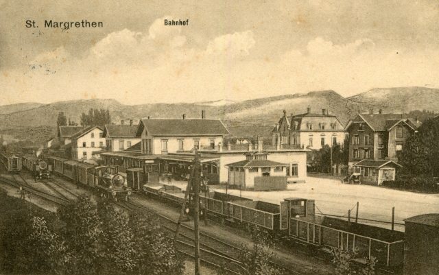 Bahnhof mit Dampflokomotiven und Bahnbetrieb