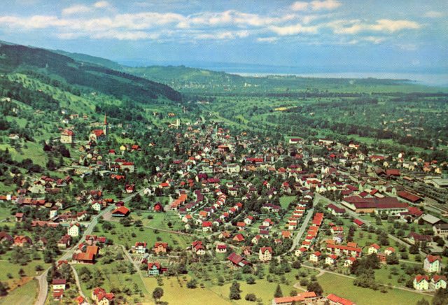 Farbige Flugaufnahme mit Blick zum Bodensee