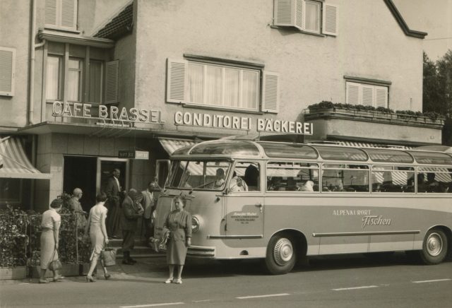 Reisecar vor der Café Conditorei und Bäckerei Brassel