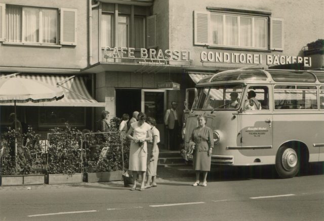 Aussenansicht der Café Conditorei Brassel mit Ausflugsgästen