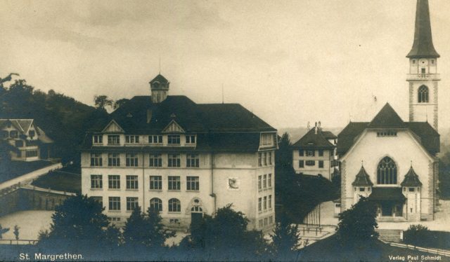 Schulhaus Rosenberg und katholische Kirche