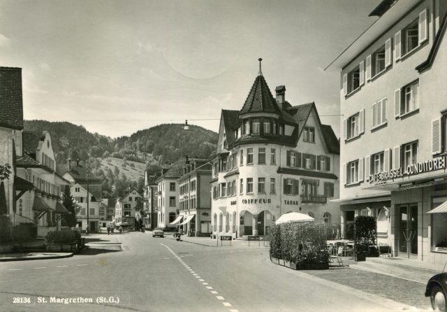 Strassenansicht mit Cafe Brassel und Coiffeur