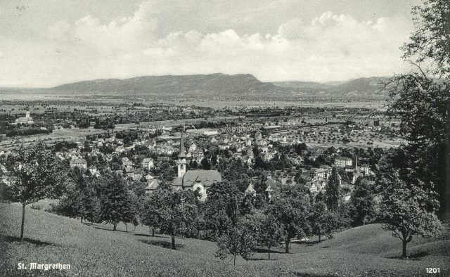 Panorama-Ansicht mit katholischer Kirche und Rheintal