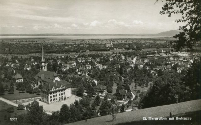 Panorama mit Schulhaus Rosenberg, Kirche und Bodensee